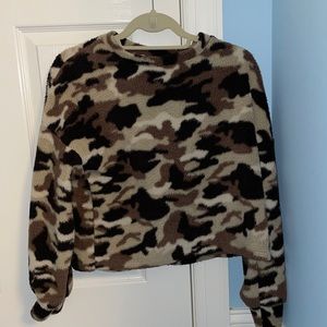 Fuzzy brown camo sweater🤎